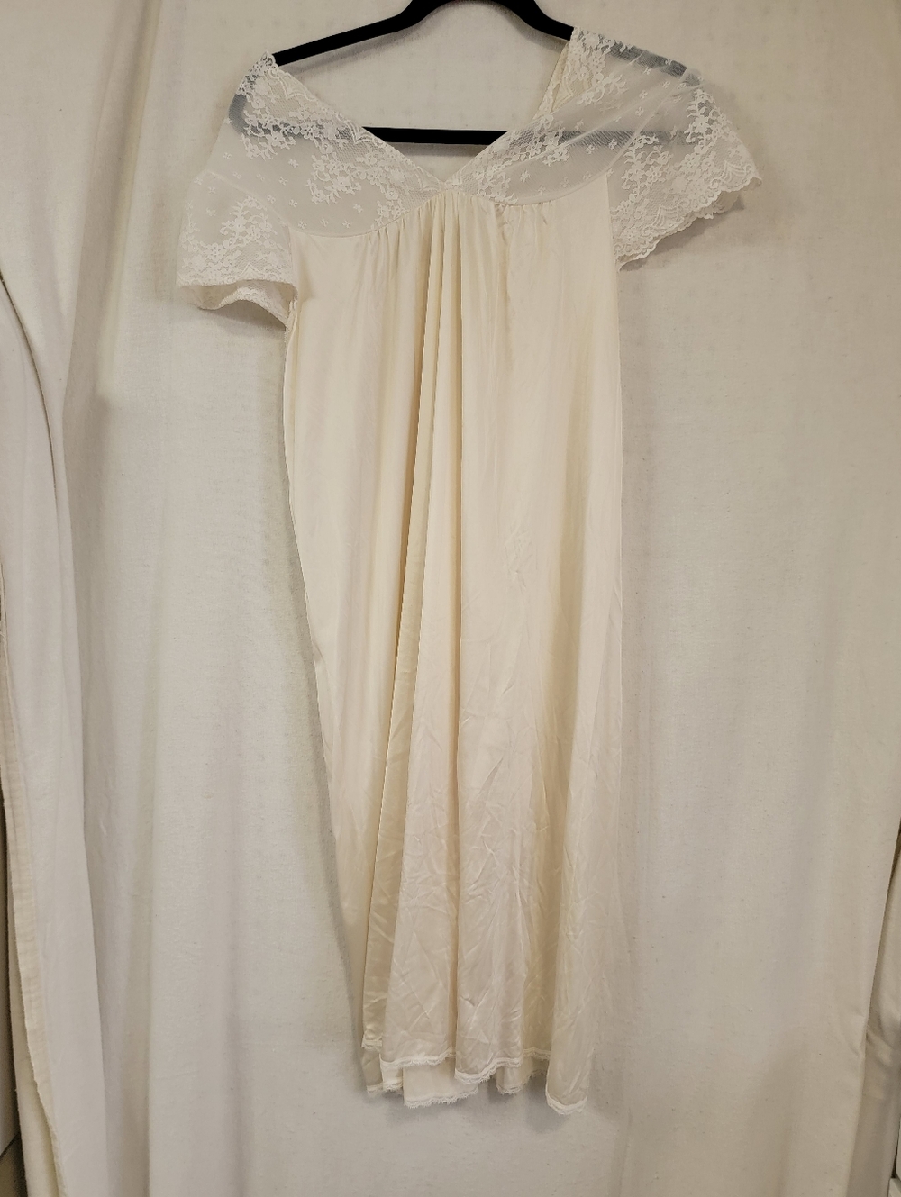 Vanity Fair Women's Cream Lace Nightgown